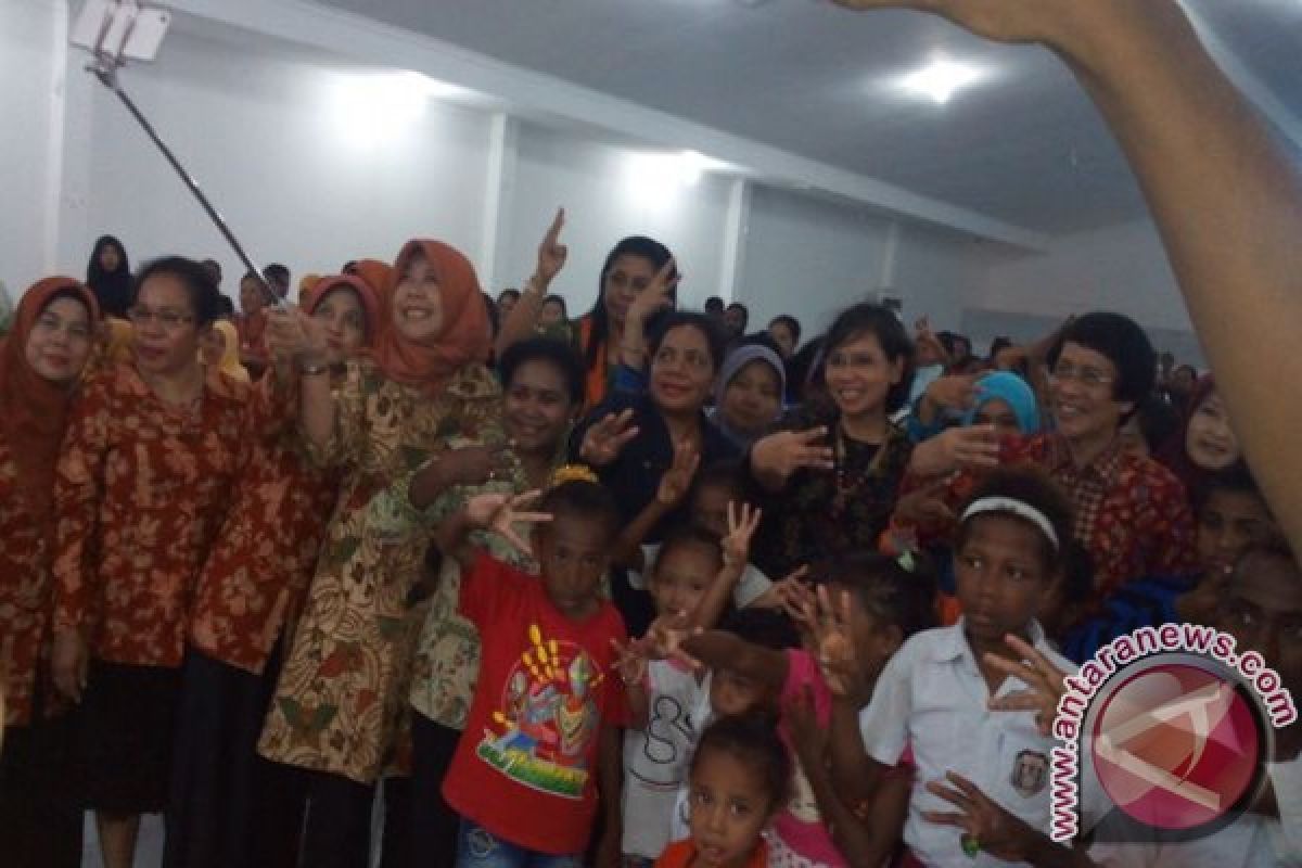 Kak Seto ajak anak Biak bernyanyi sebagai hiburan 