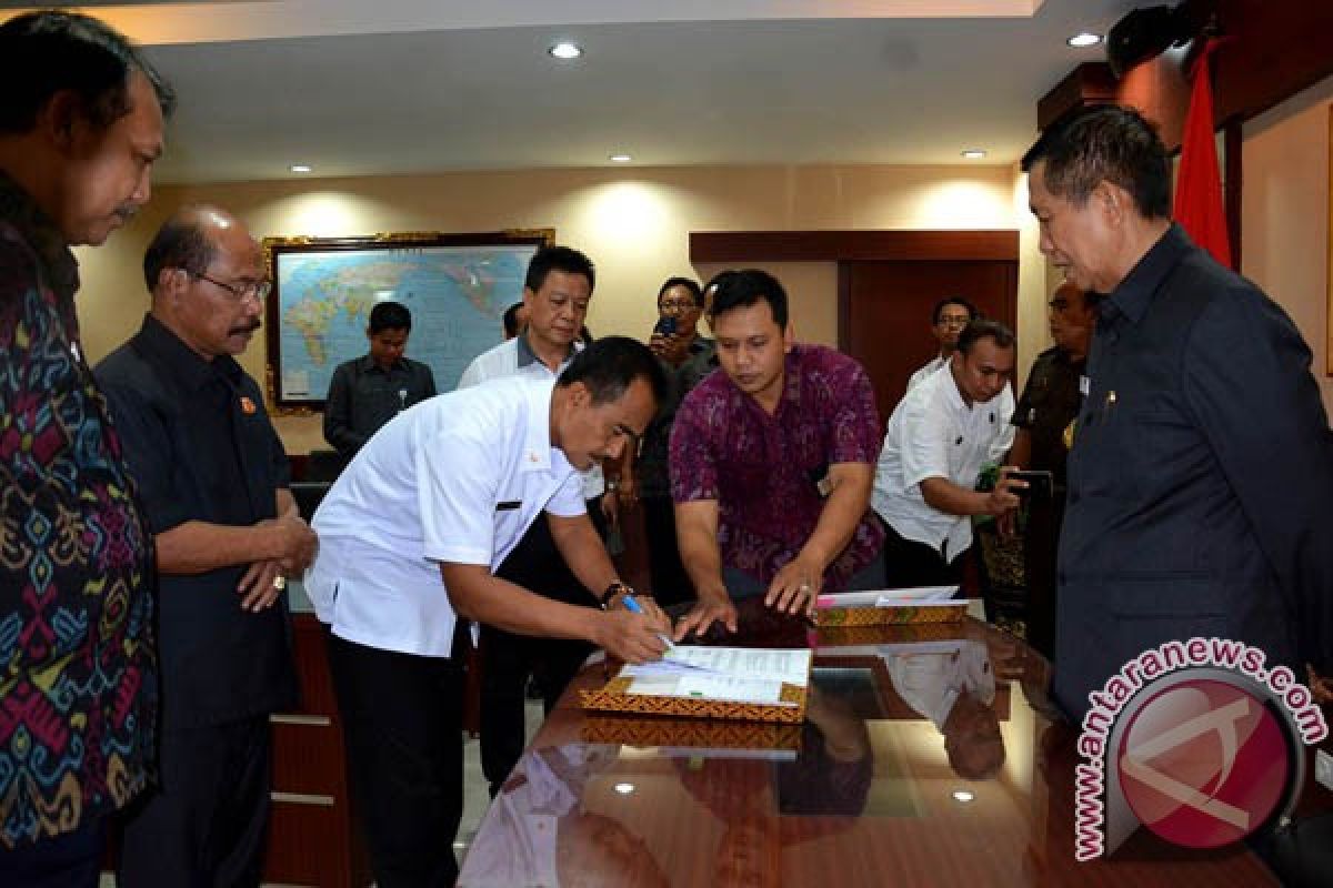 Gubernur Bali Serahkan Kendaraan Operasional Untuk BNNP