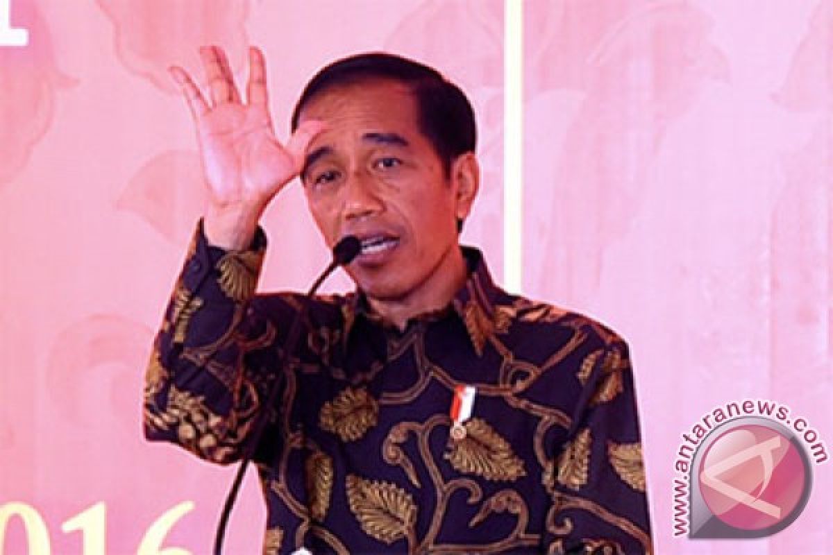 EARTH WIRE -- President Jokowi urges revocation of companies triggering forest fires