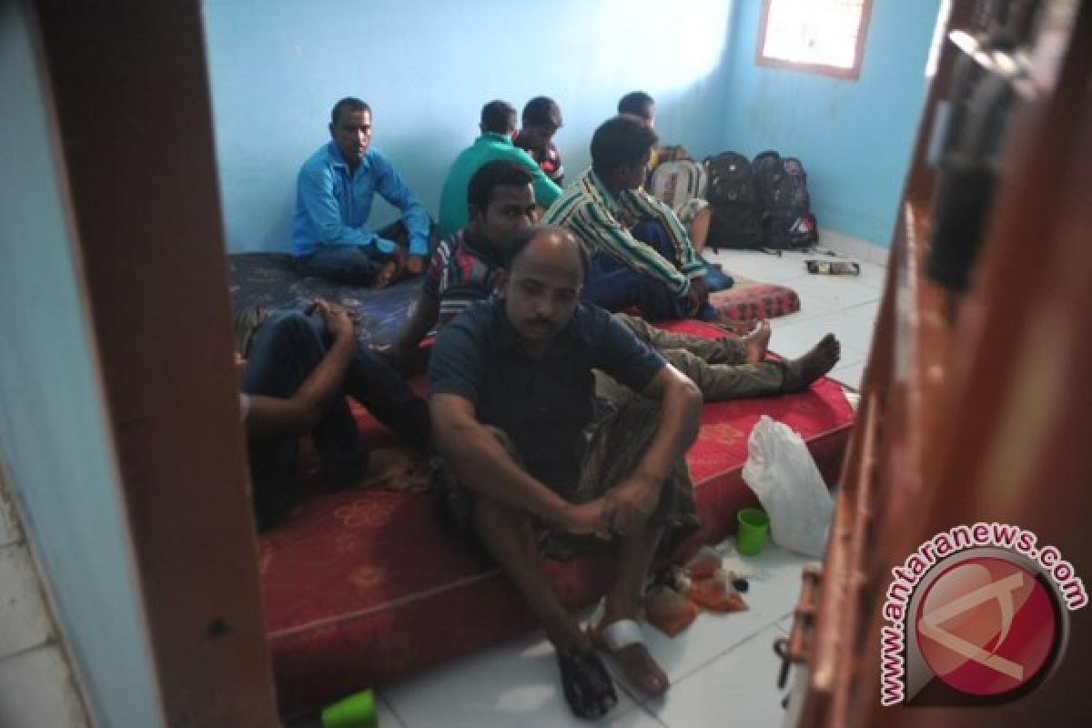 Belasan warga negara Bangladesh ditahan Imigrasi Palembang 