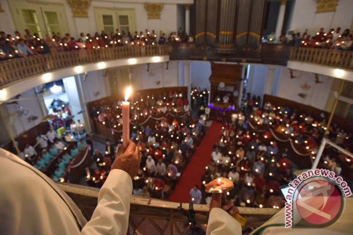 Christmas services run well, Muslim students distribute flowers to Christians