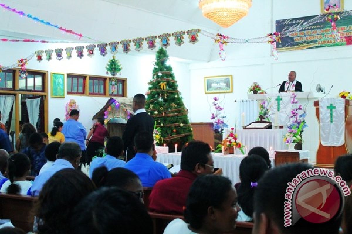 Ribuan umat Kristiani Jayapura memadati Gereja Siloam