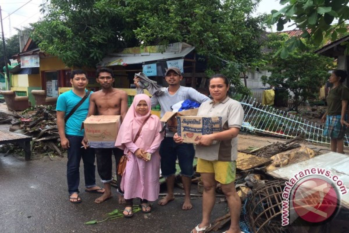 Bulog Salurkan Bantuan dan Bangun Dapur Umum Untuk Korban Banjir Bima 