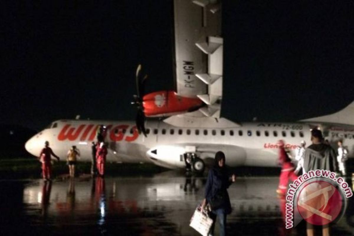 Wings Air Tergelincir di Bandara Semarang      