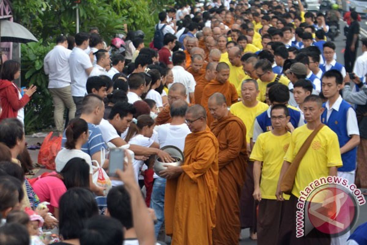 Umat Budha di Denpasar gelar tradisi Pindapatta