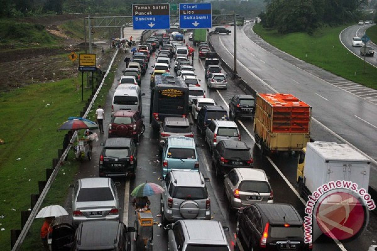 Antrean kendaraan ke Puncak terus memanjang