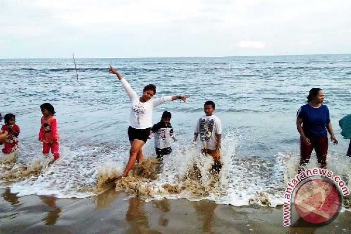 Pengunjung Pantai Biru Kersik Diajak Senam Zumba