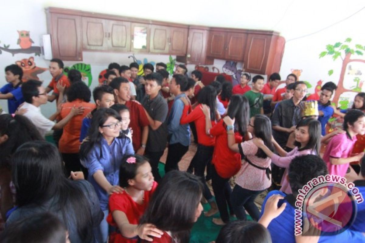 Sekami Berbagi Kado Natal ke Panti Asuhan