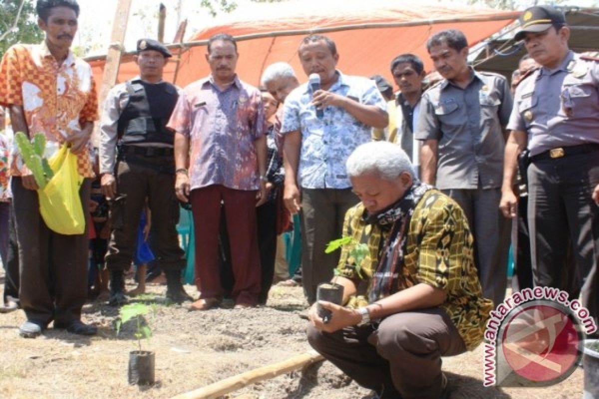 Staf Meliburkan Diri Bupati Sapu Halaman Kantor 