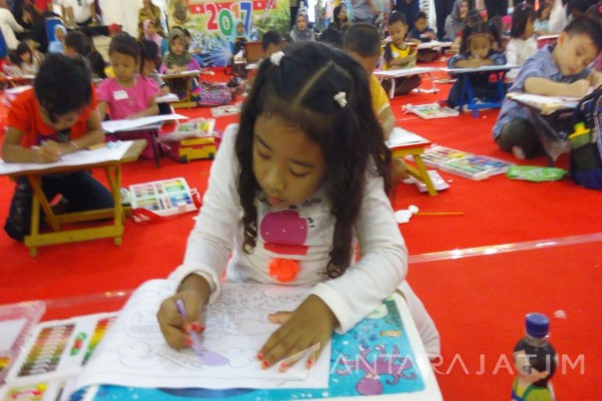 Puluhan Anak-Anak Ikuti Lomba Mewarnai di Bandara Juanda