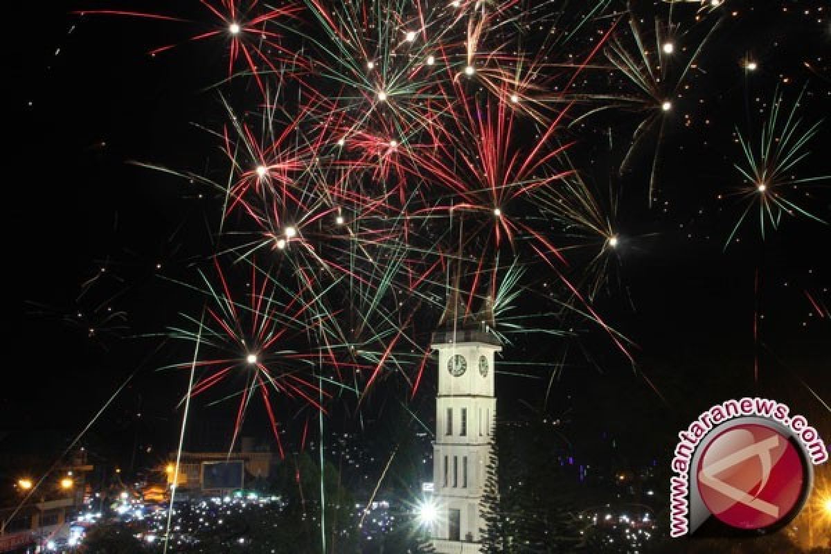 Visitors Take a Walk To Jam Gadang on Year Turn Over Night