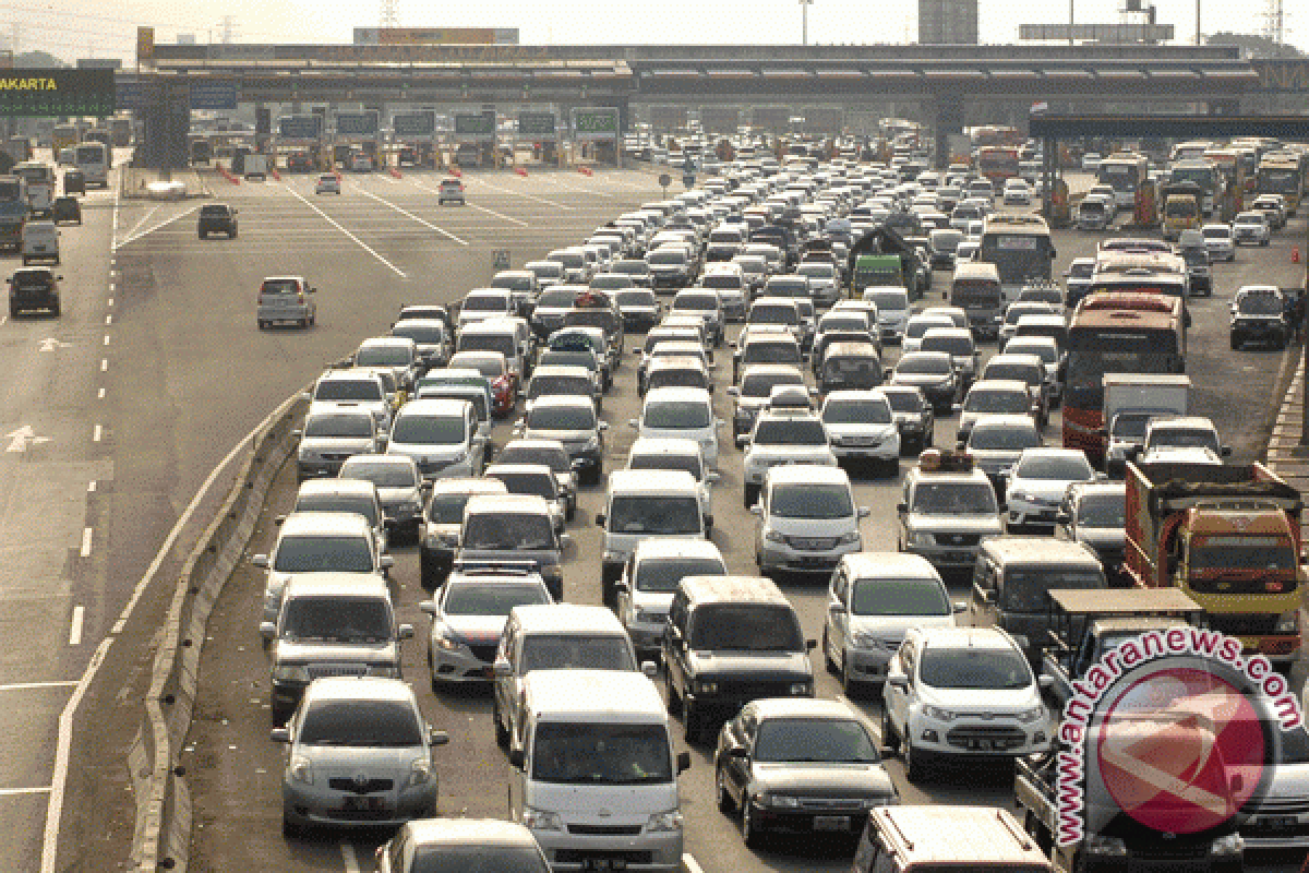 Penutupan Cipularang: Jalan Tol Jakarta-Cikampek Macet Parah