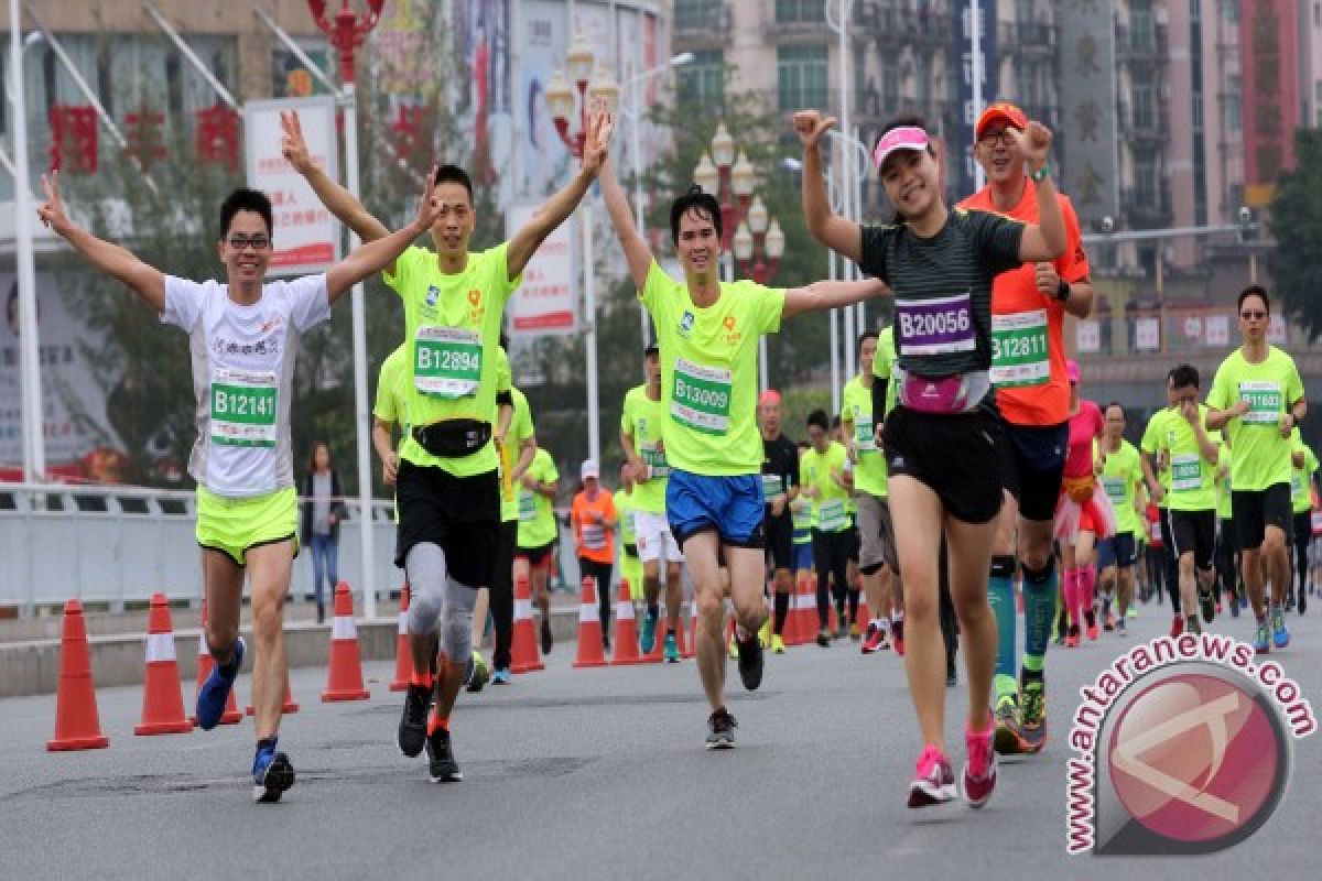 15,000 marathon runners run in Heyuan China