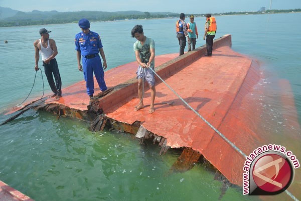 Kapal pengangkut pupuk karam di Bangka Tengah