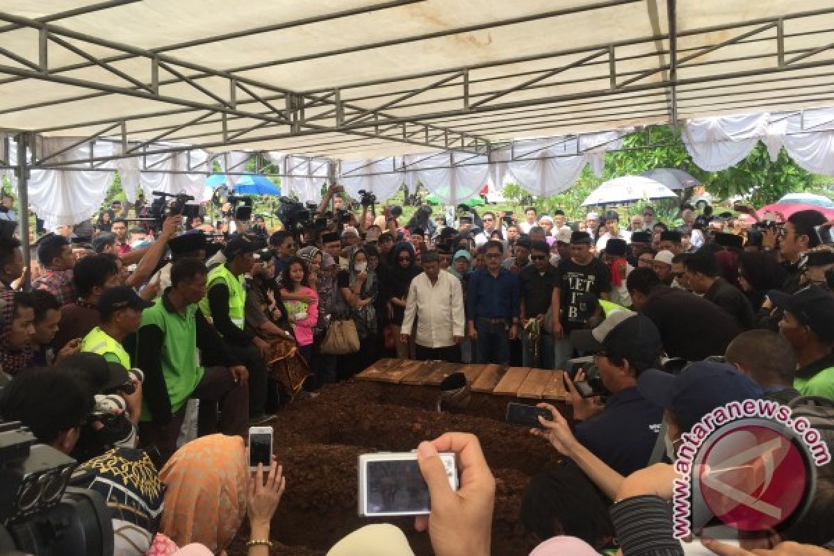 Anak Anang Hermansyah ada di pemakaman korban pembunuhan Pulomas