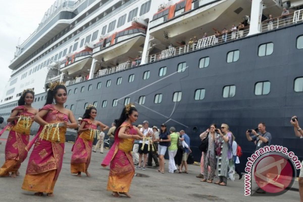 Kapal pesiar tak terpengaruh kebakaran di Benoa