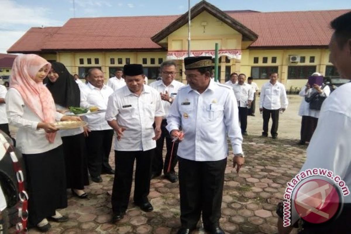 Plt Bupati Singkil serahkan 13 ambulan pelayanan kesehatan