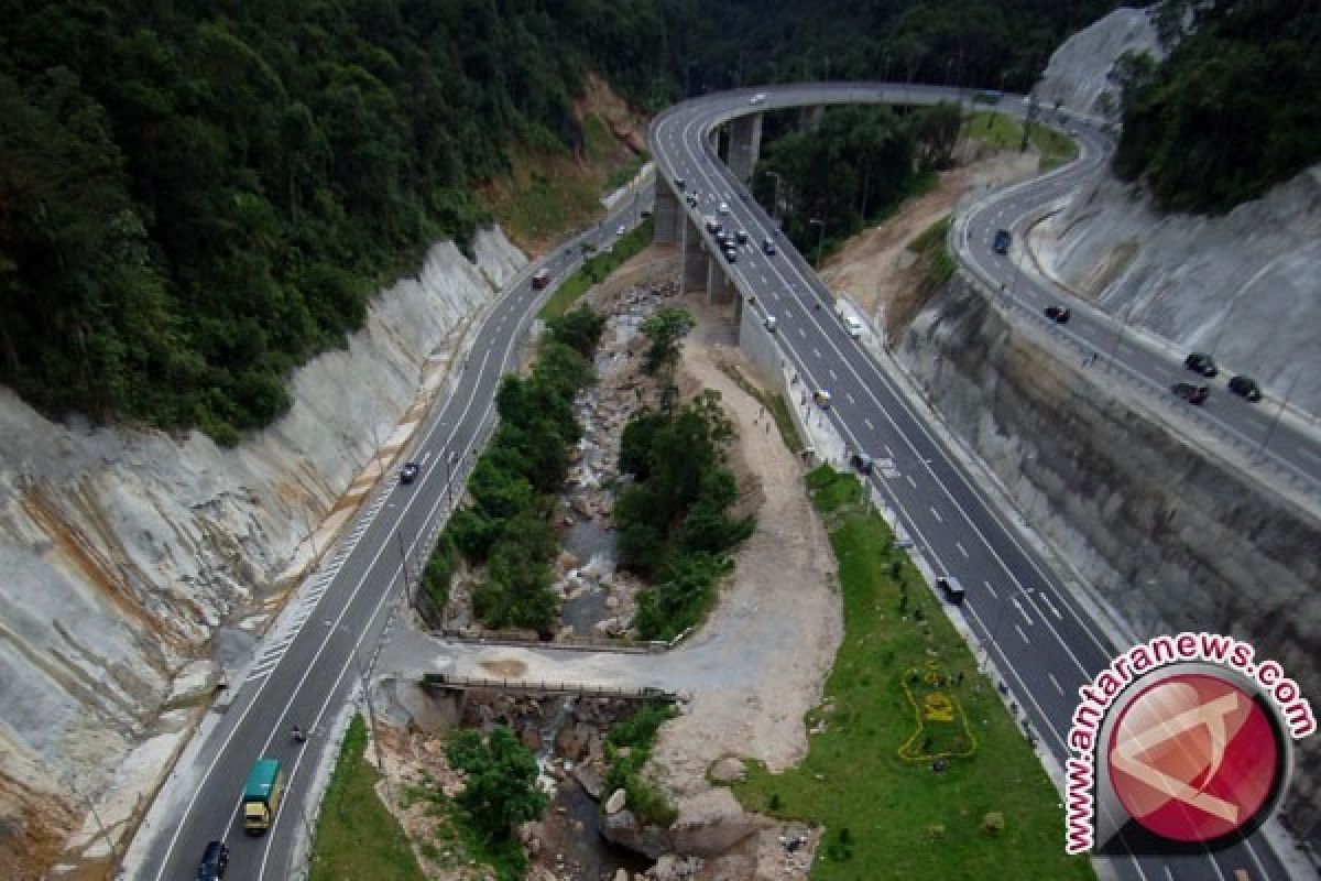 Jelang Libur Akhir Tahun,  Wisatawan Mulai Padati Kelok Sembilan