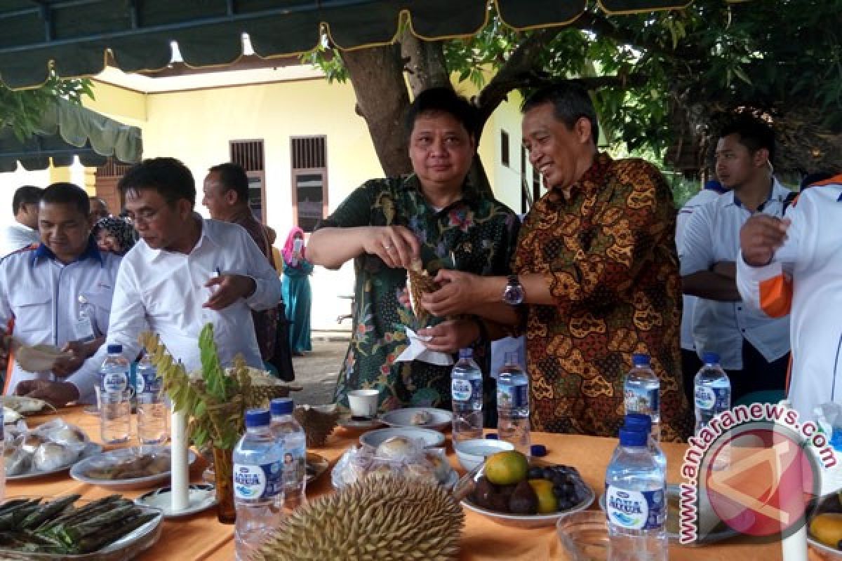 Menperin belah durian di Pidie Jaya