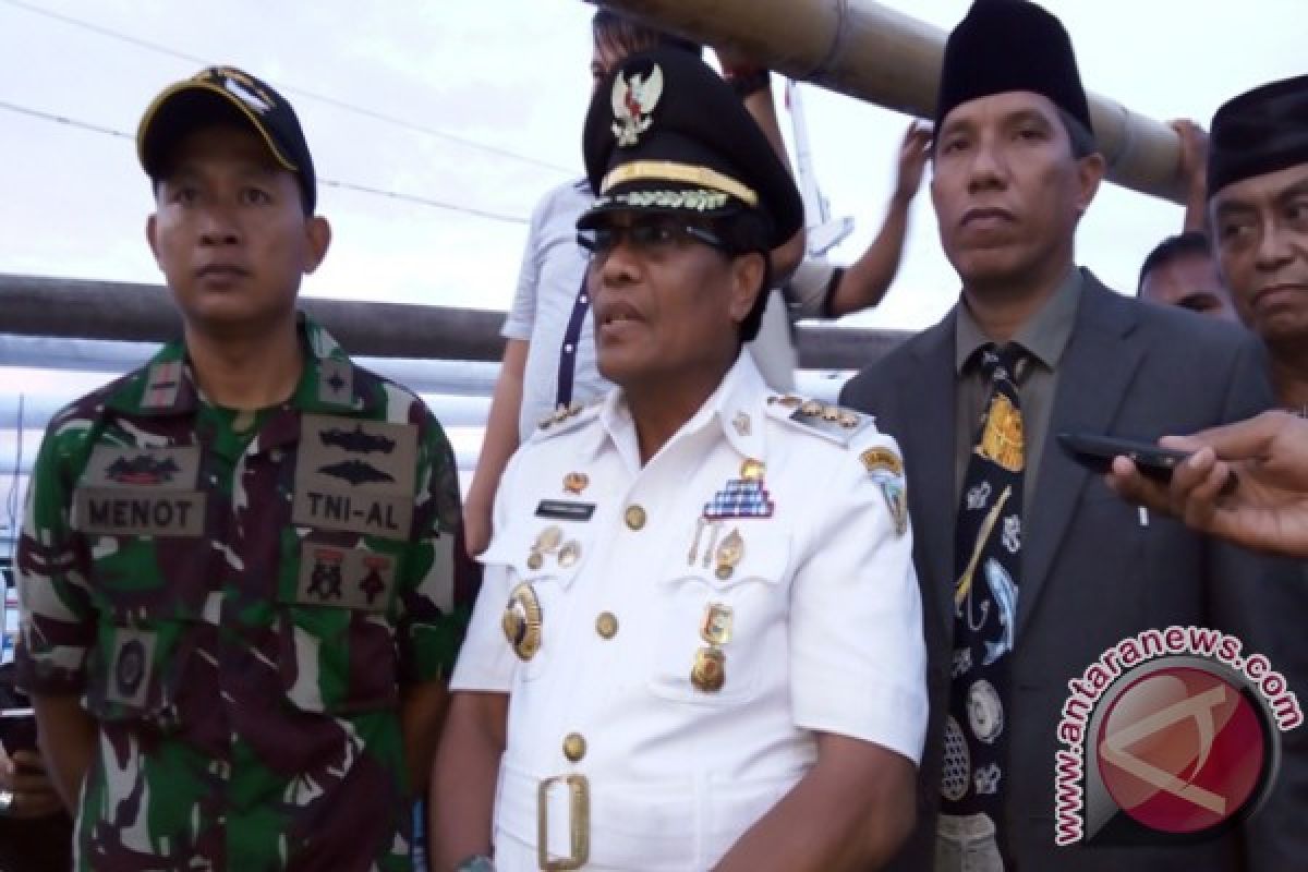 Kadis Perikanan Donggala Ali Assagaf dilantik di atas kapal ikan