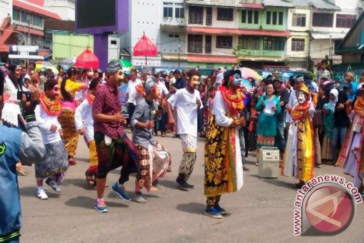 1.863 Peserta Meriahkan Parade Budaya HUT Paser