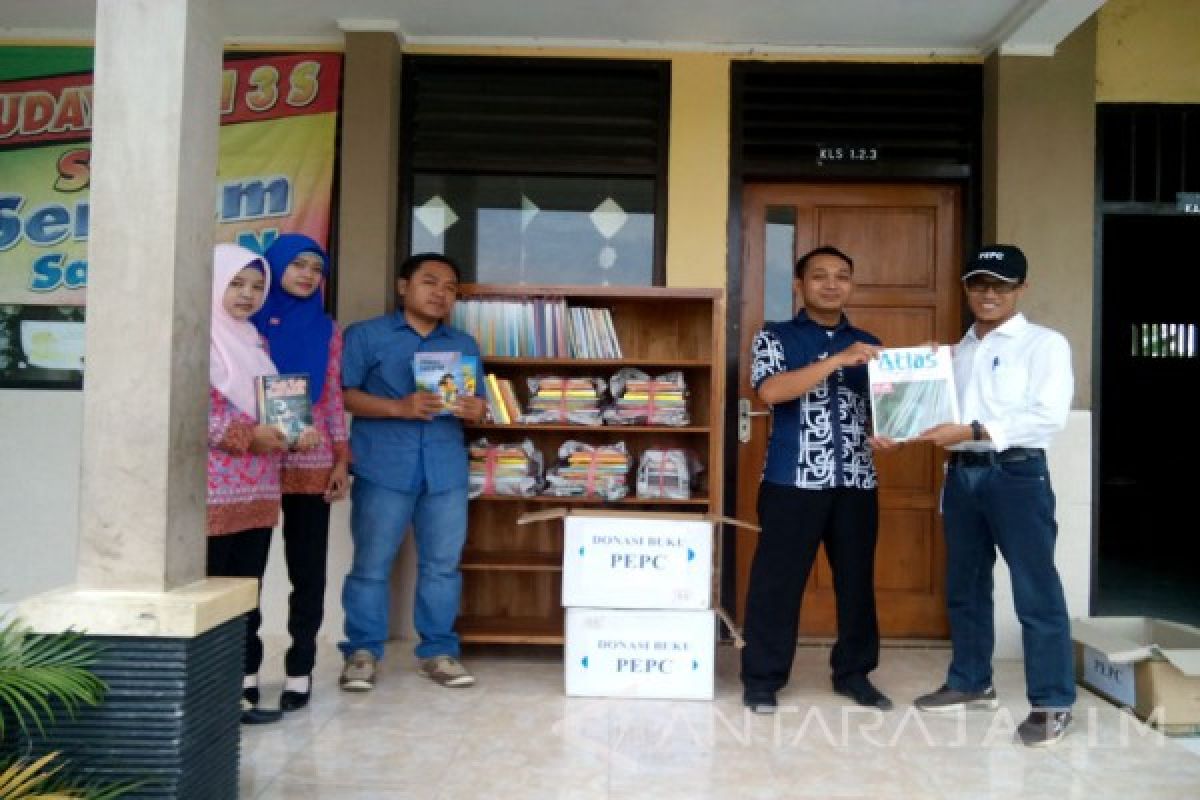 PEPC Salurkan Bantuan Buku Untuk Delapan SDN