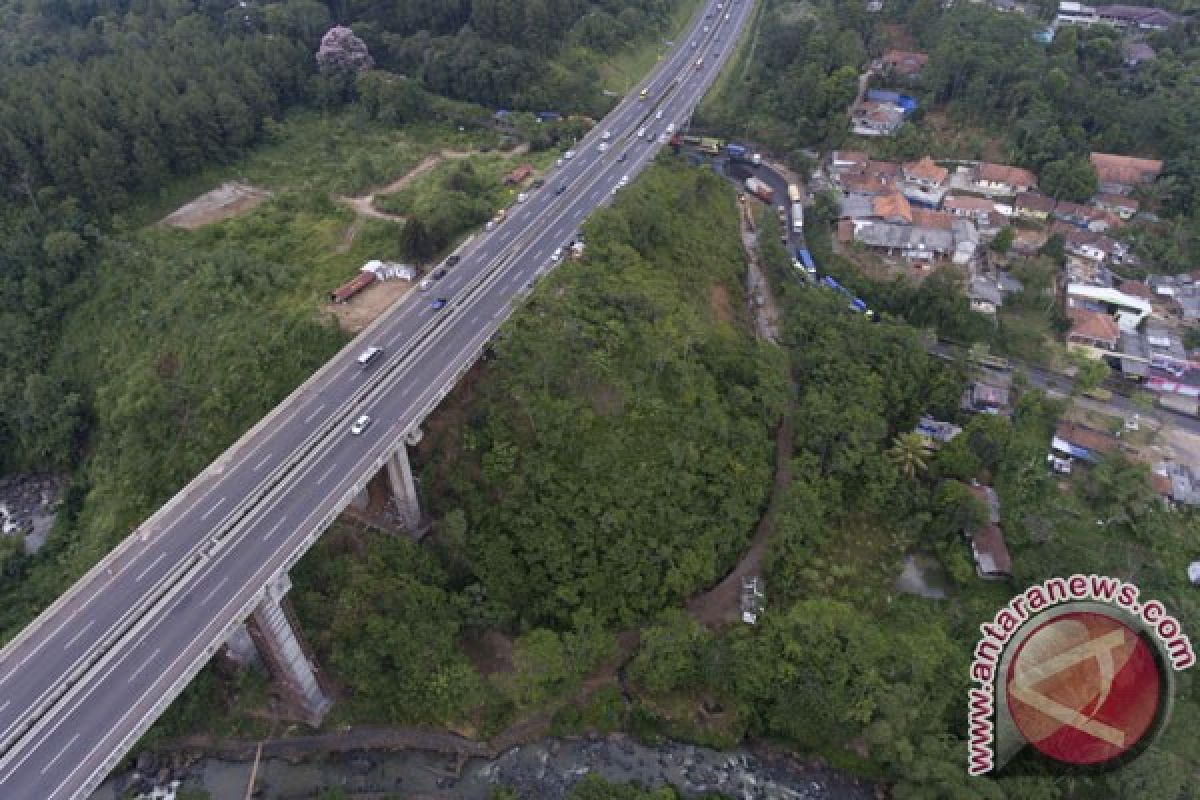 Jalur tol Jembatan Cisomang kembali dibuka