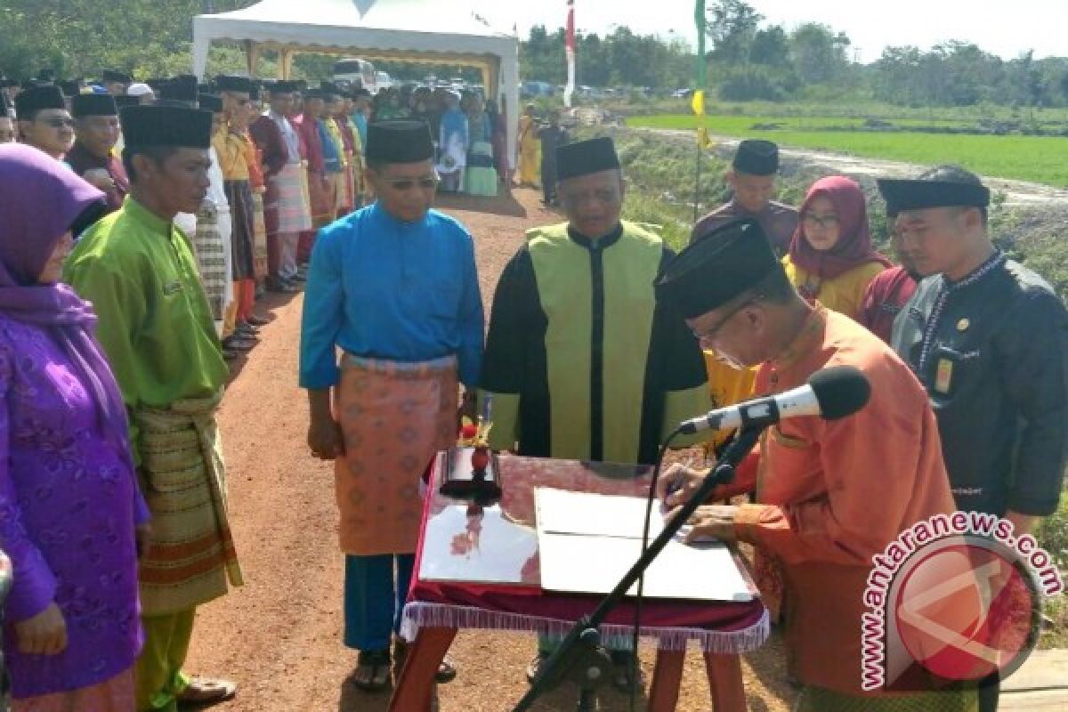 Bupati Lingga Lantik 458 Pejabat di Sawah