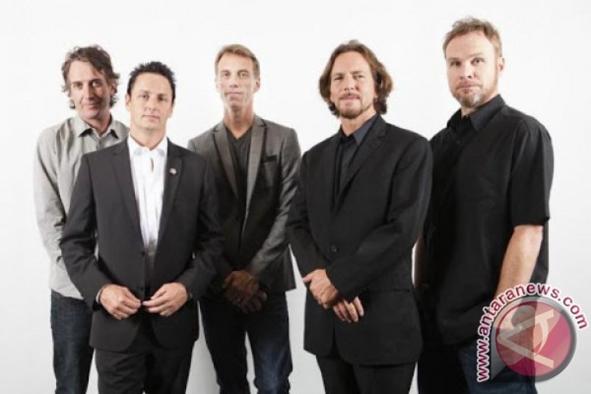 Pearl Jam donasikan 70.000 dollar AS untuk si penyelamat Eddie Vedder