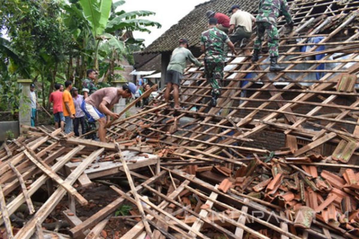 Puting Beliung Rusak Rumah Warga di Madiun