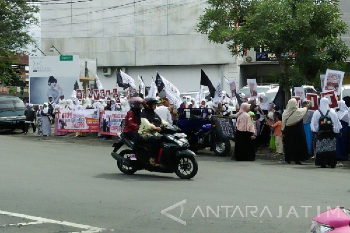Polres Jember Bubarkan Demo HTI 