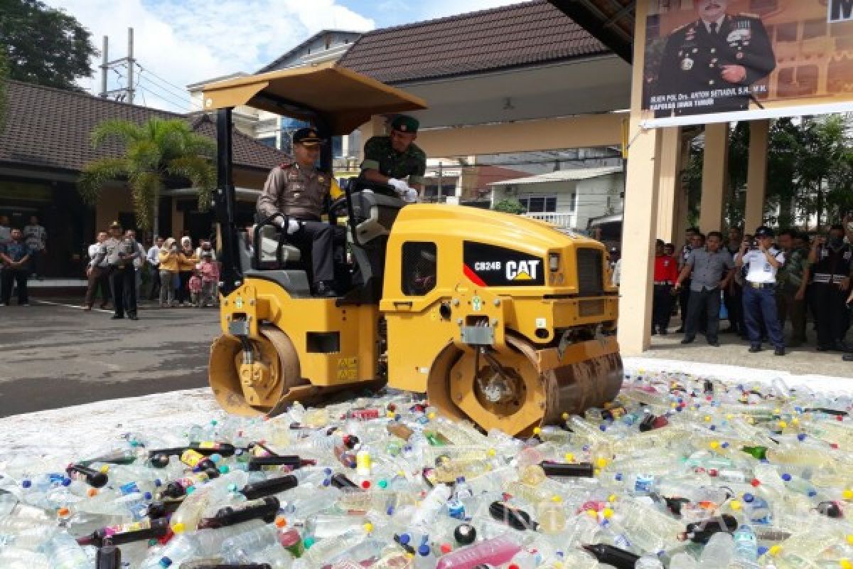 Polres Jember Musnahkan Ribuan Botol Minuman Keras dan Narkoba