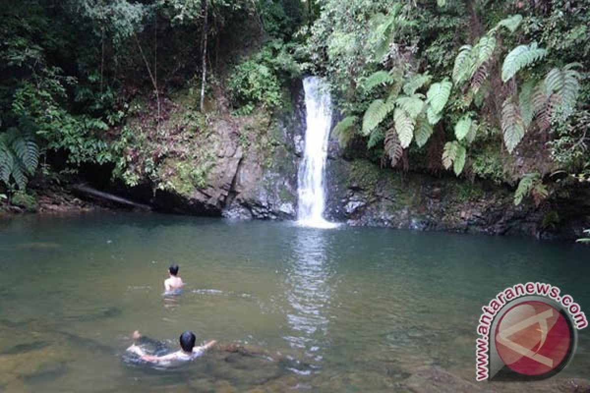 Wisatawan keluhkan air terjun batu dinding penuh sampah