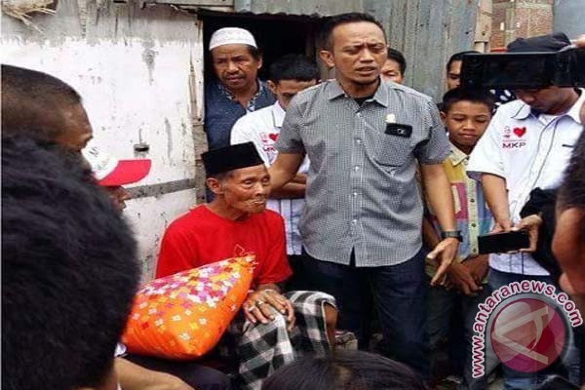 Legislator Demokrat Makassar Ajak Komunitas Medsos Berbagi 