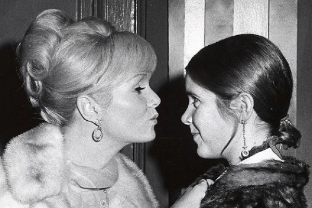 Debbie Reynolds dan Carrie Fisher dikubur berdampingan