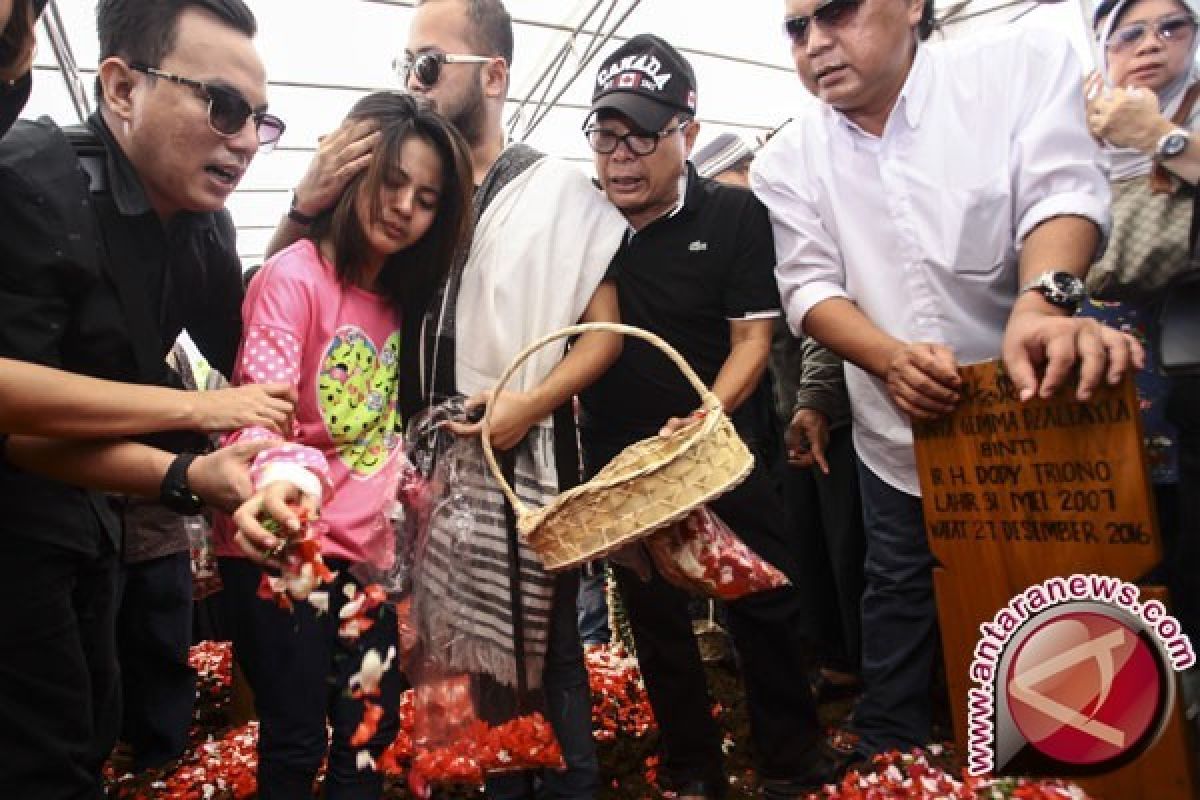 Mensos Bawa Boneka dan Rendang Untuk Anet