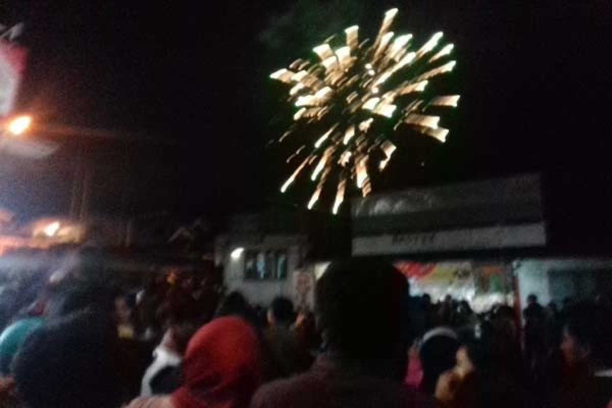 Perayaan Tahun Baru, Pengunjung Objek Wisata Tawangmangu Pesta Kembang Api