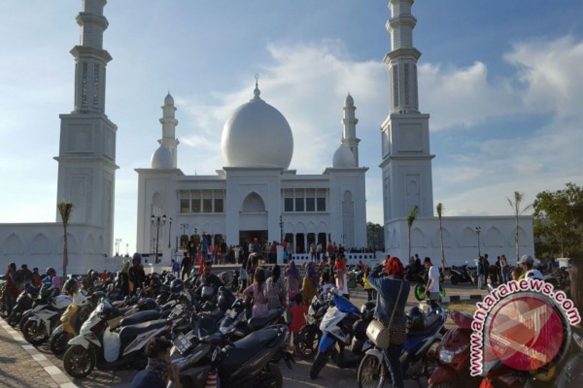 Masjid Oesman Al-Khair Dipadati Wisatawan