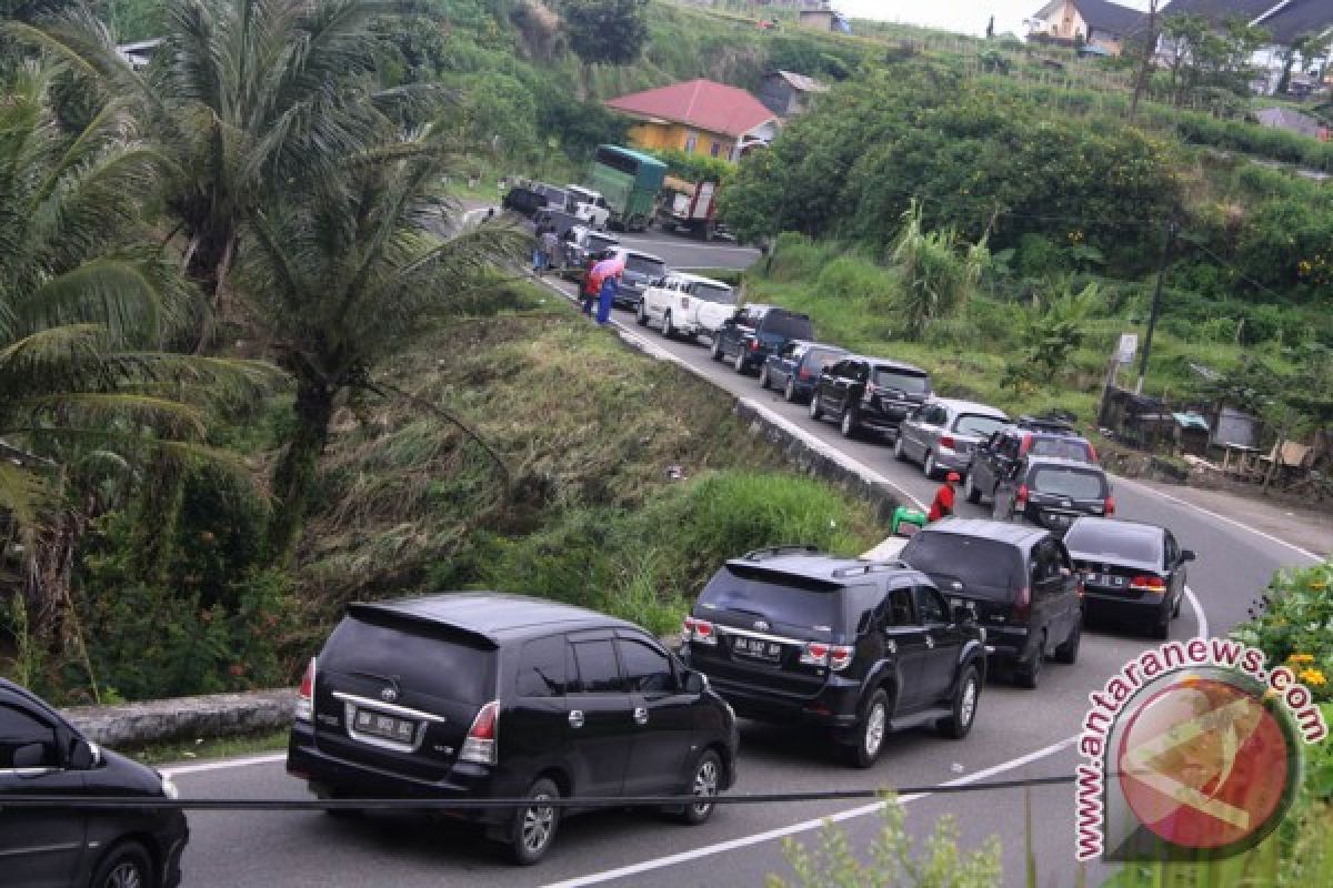 Jalan Lintas Sumatera di Sijunjung Macet Parah