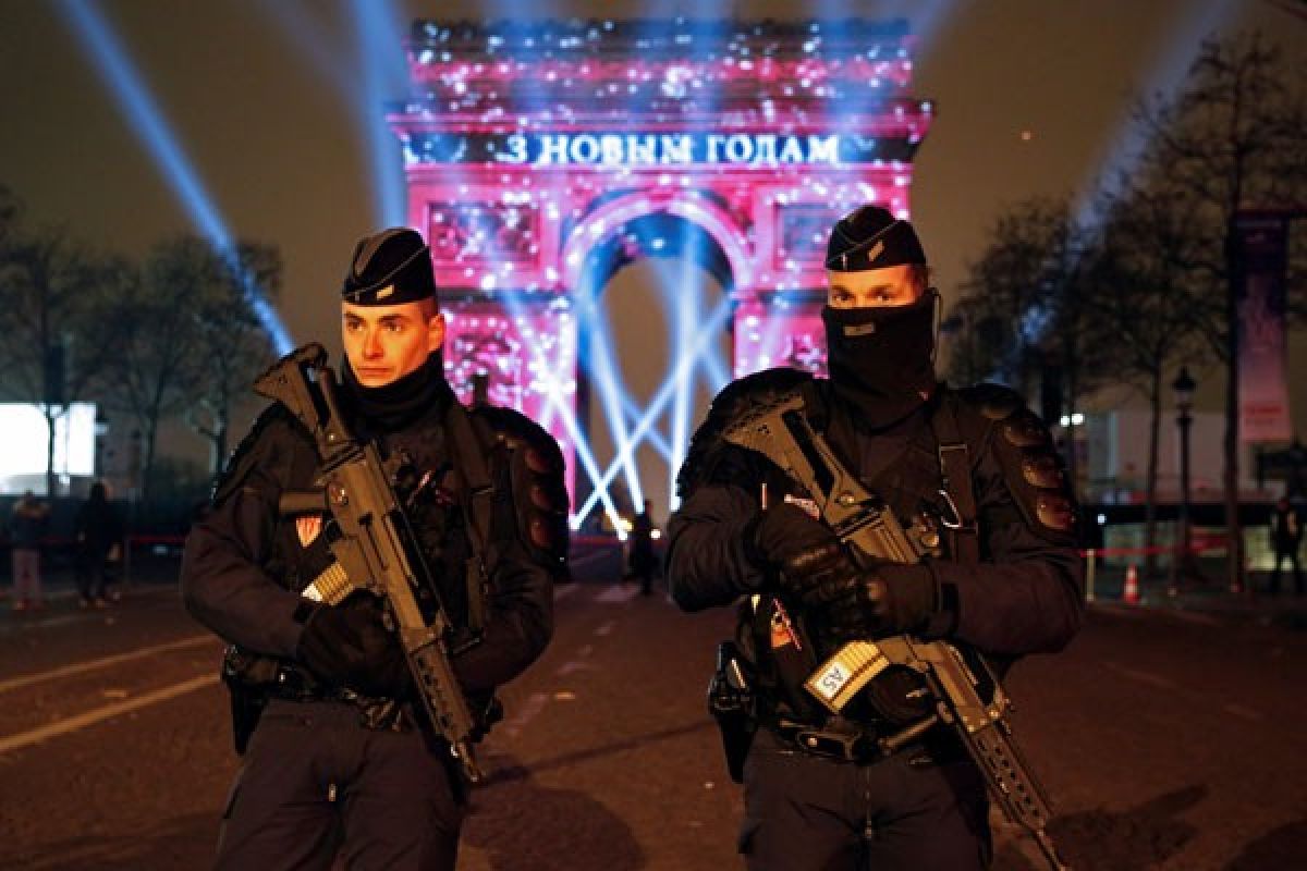 Demonstran bentrok dengan polisi Paris pasca-pemilihan