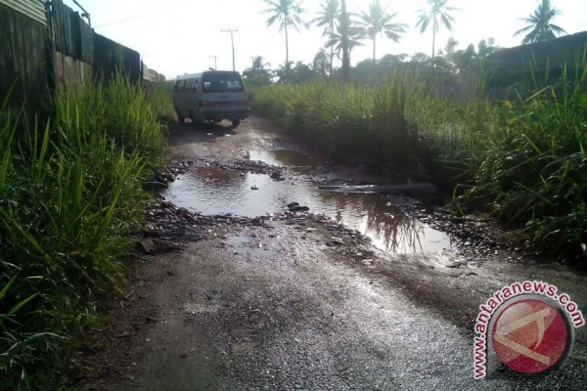 Warga keluhkan jalan Talang Jering Sako rusak 