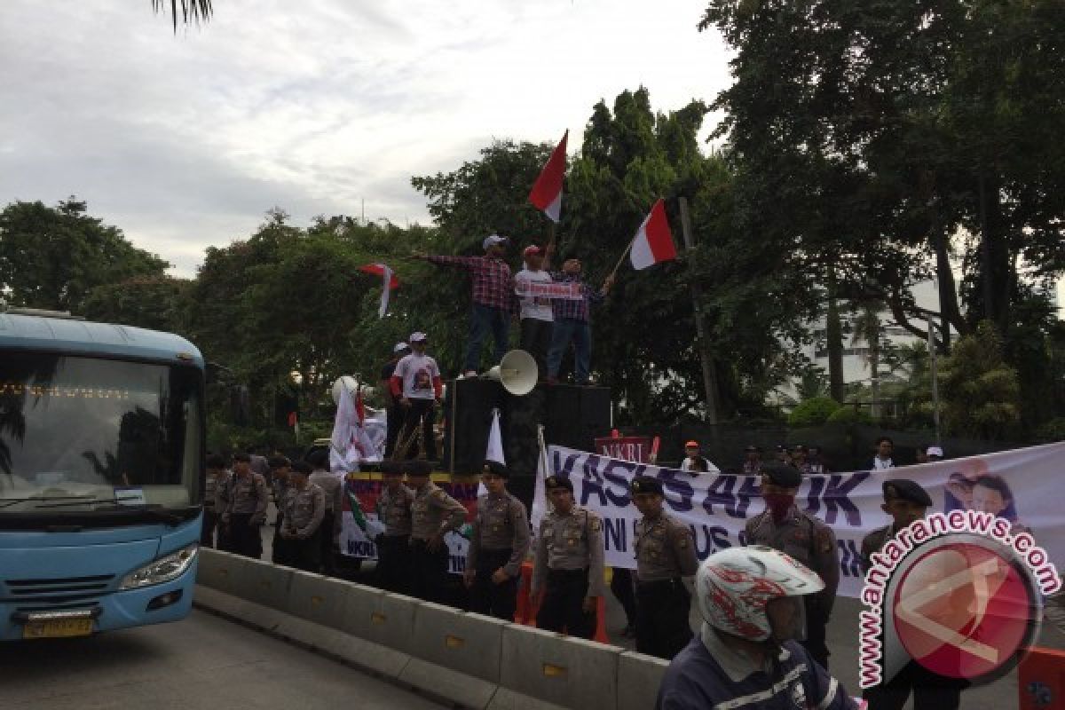 Polisi Gunakan Barracuda dan Meriam Air Pisahkan Pendukung dan Penentang Ahok