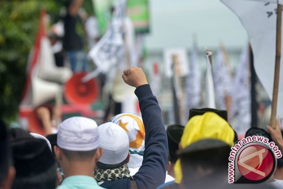 Aksi 313 diwarnai hujan