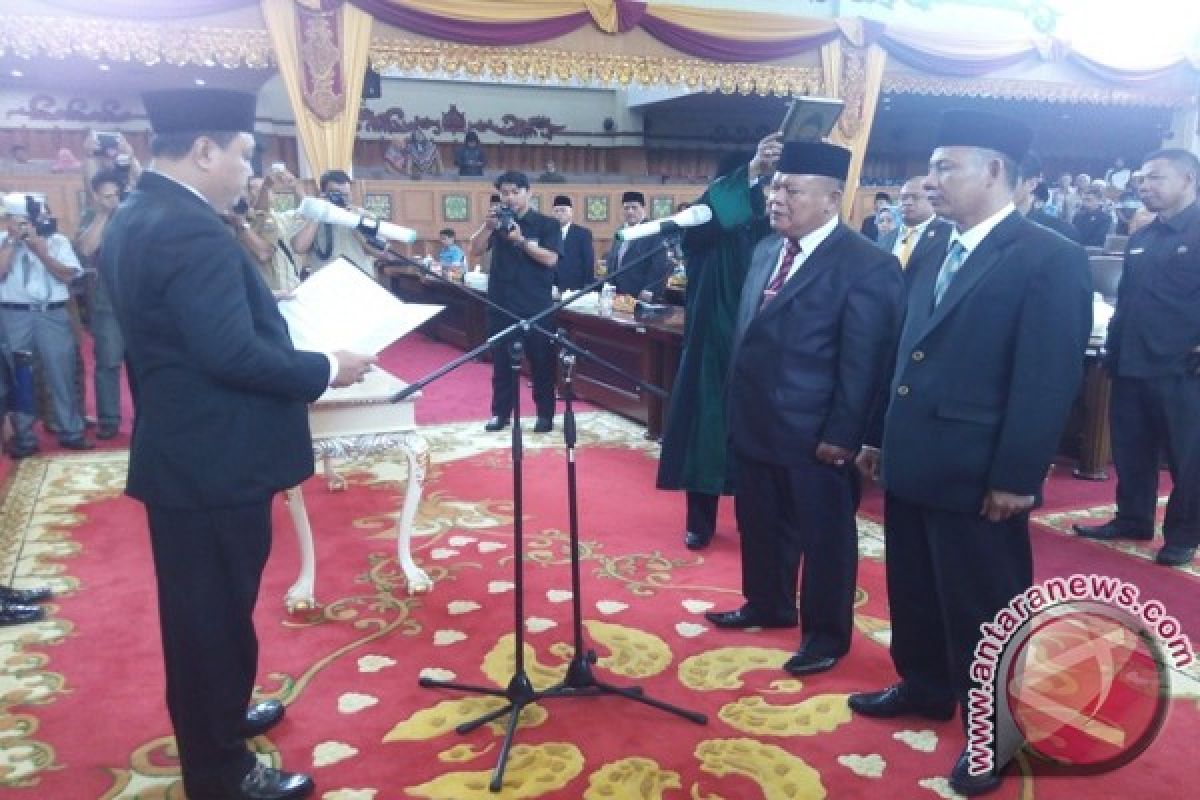 Ketua DPRD lantik dua dewan PAW 