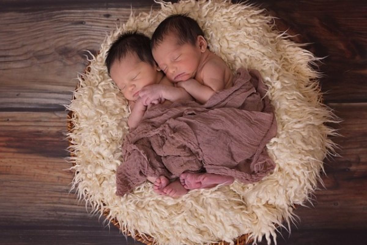 Dua Pasang Anak Kembar Lahir Beda Tahun