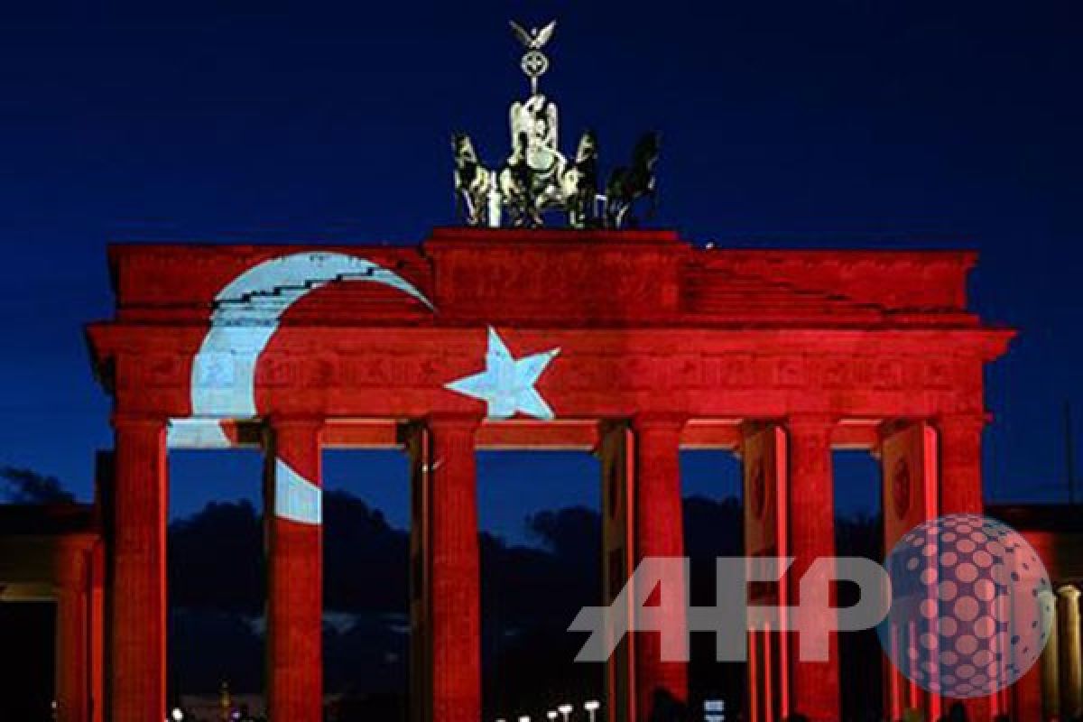 Solidaritas Istanbul, Gerbang Brandenburg dihiasi warna bendera Turki