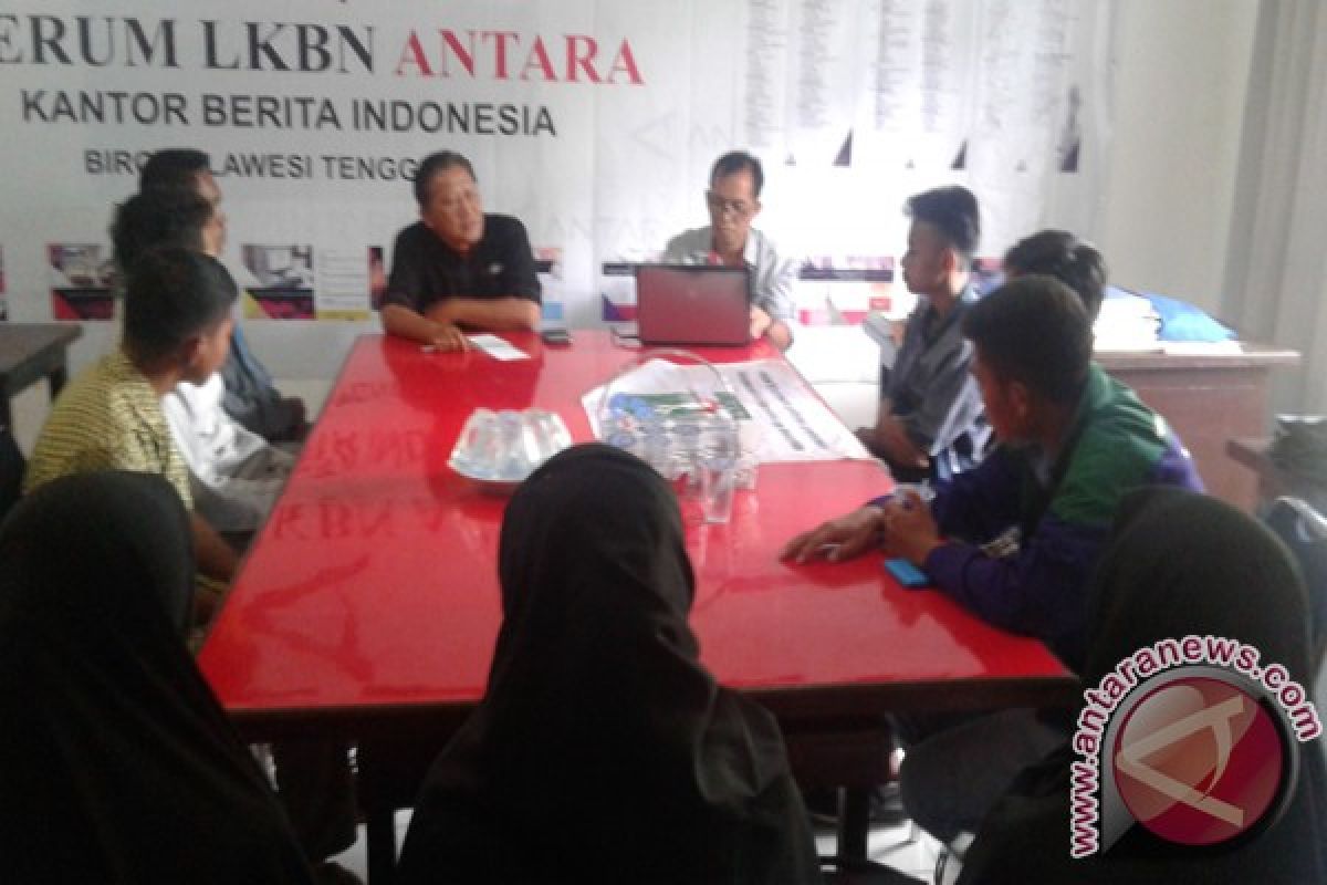 KAMMI UHO Kunjungi Kantor Antara Sultra