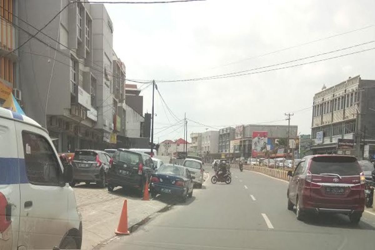 Jalan Gajah Mada dilebarkan, kini ada jadi "areal parkir"