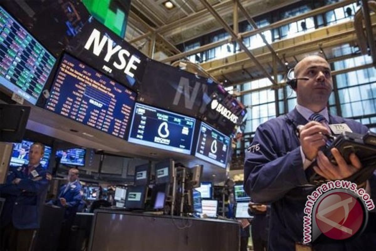 Wall Street berakhir bervariasi di tengah komentar pejabat Fed