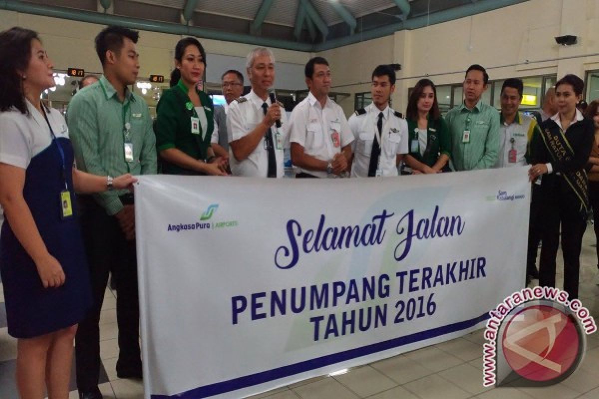 Bandara Samrat Apresiasi Penumpang Terakhir Tahun 2016